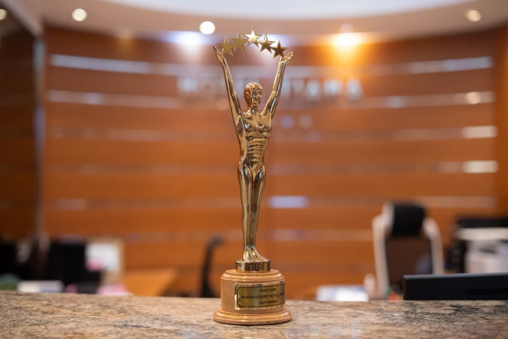 Trophée remis à l'Hôtel TIAMA, exposé à la réception