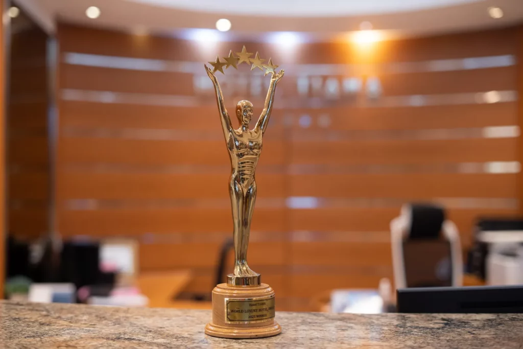 Trophée de l'hôtel posé sur le comptoir de réception