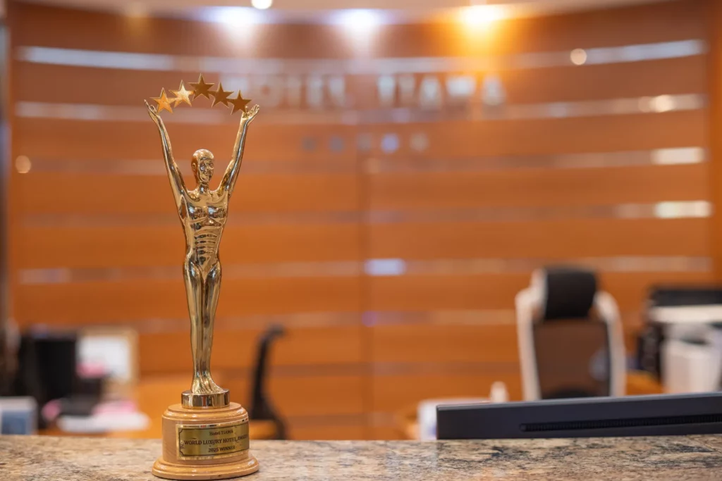 Trophée de l'Hôtel TIAMA vu de trois quarts