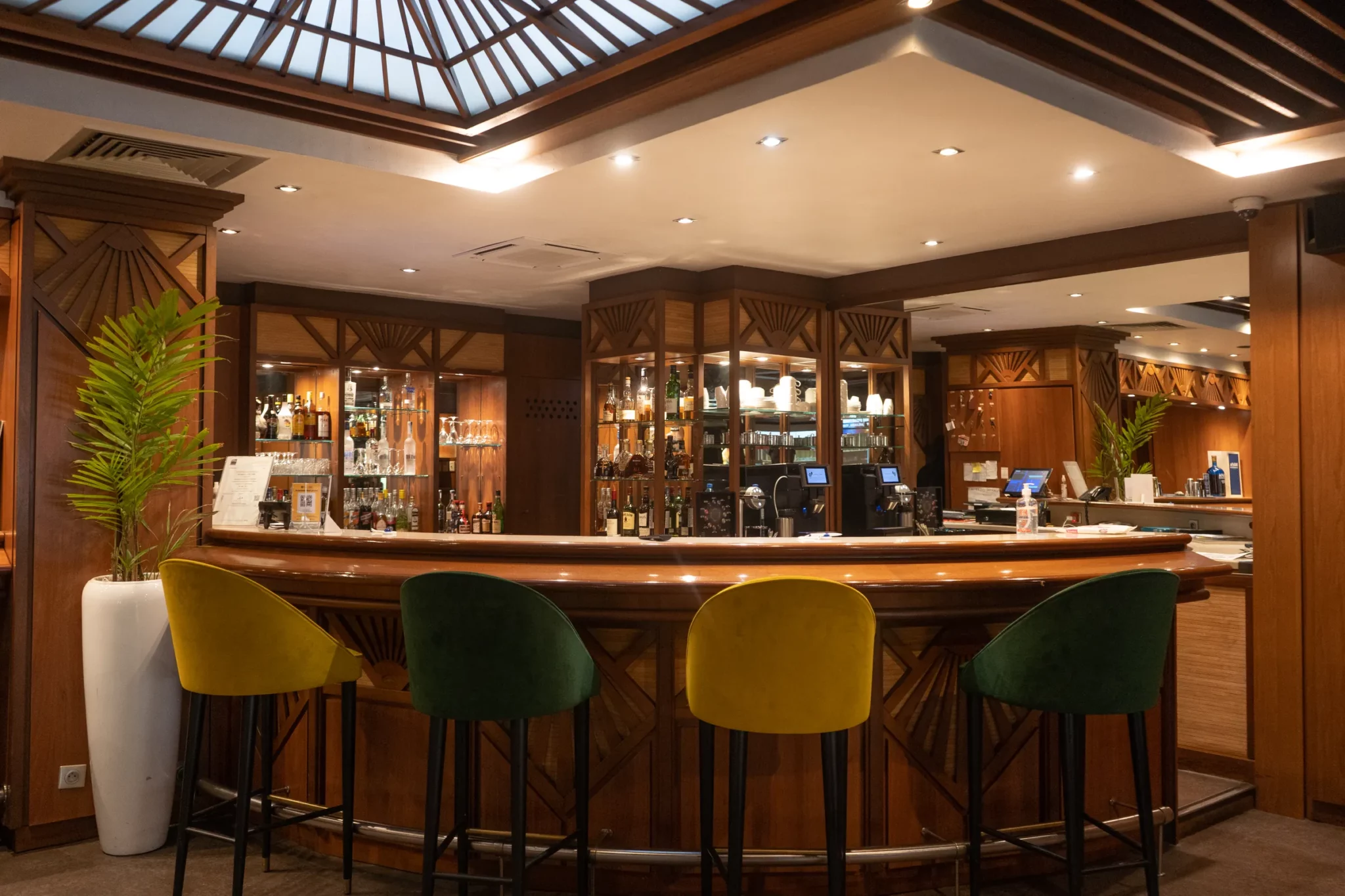 Bar L'Équateur de l'Hôtel TIAMA à Abidjan : comptoir et tabourets