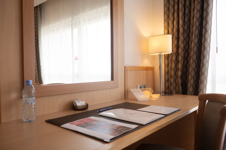 Bureau avec documentation de l'hôtel et lampe