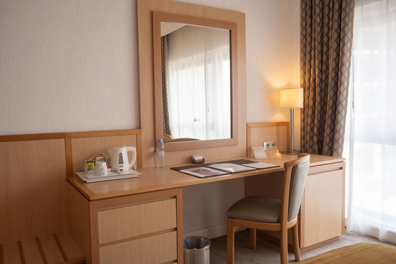 Bureau, miroir et coin thé de la Chambre Standard