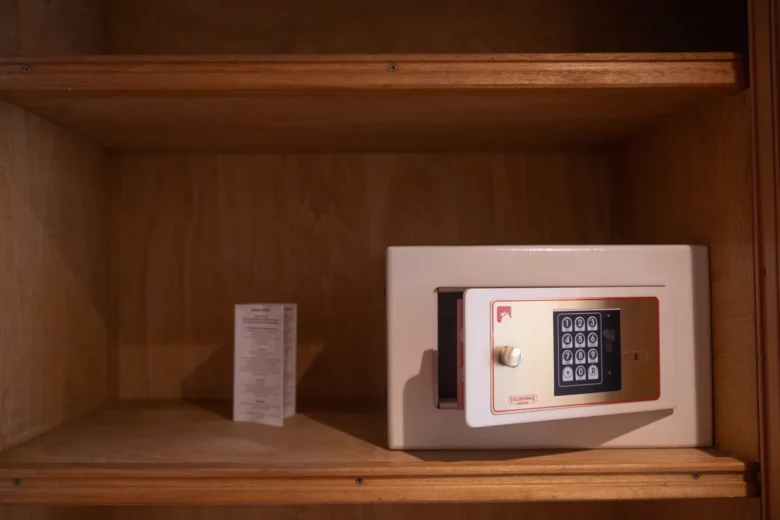 Coffre-fort électronique dans le placard de la chambre