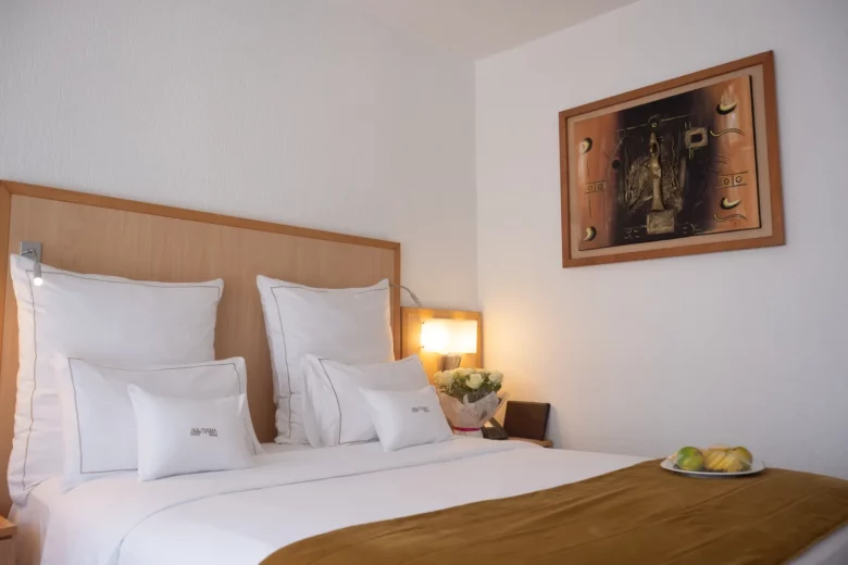 Chambre Standard avec lit double et tableau d'art africain