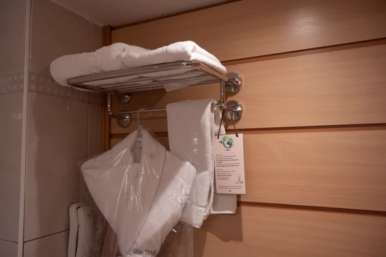 Peignoir et serviettes à disposition dans la salle de bain