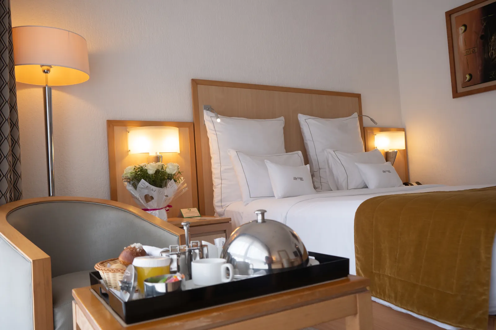 Petit-déjeuner servi en chambre sur un plateau