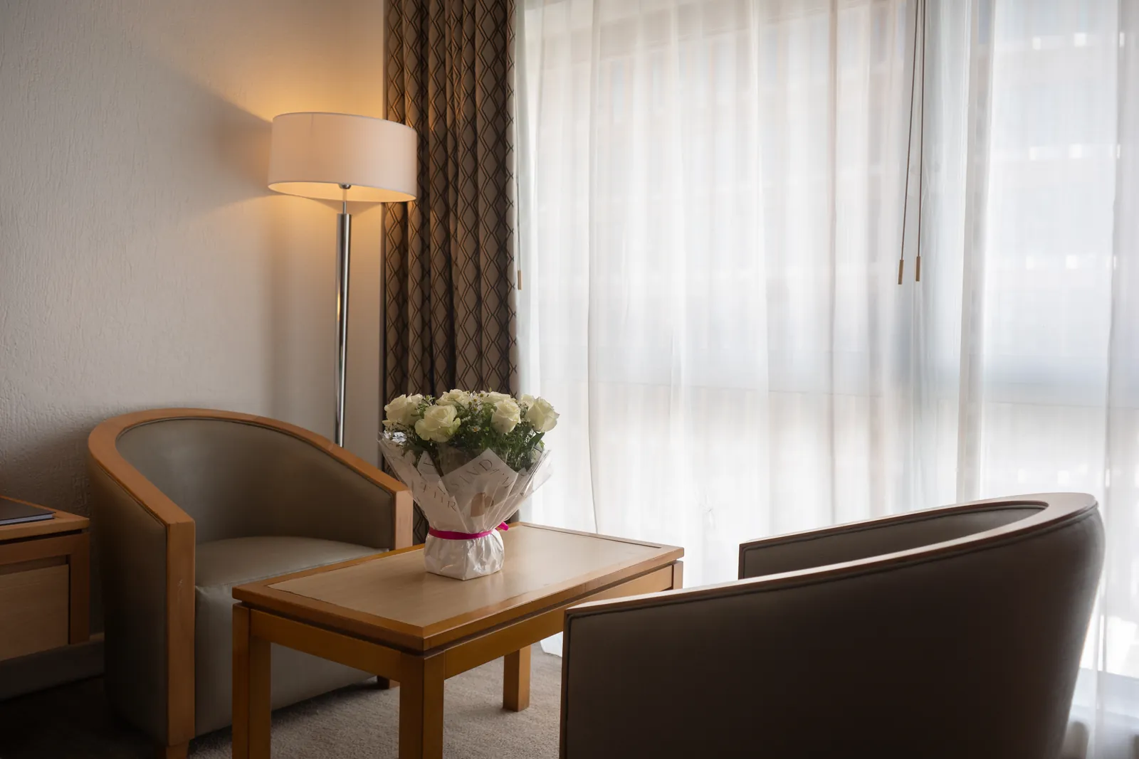 Coin salon avec deux fauteuils et table basse devant la fenêtre