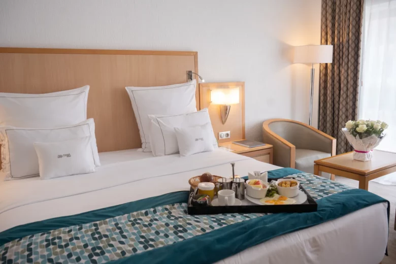 Plateau de petit-déjeuner posé sur le lit