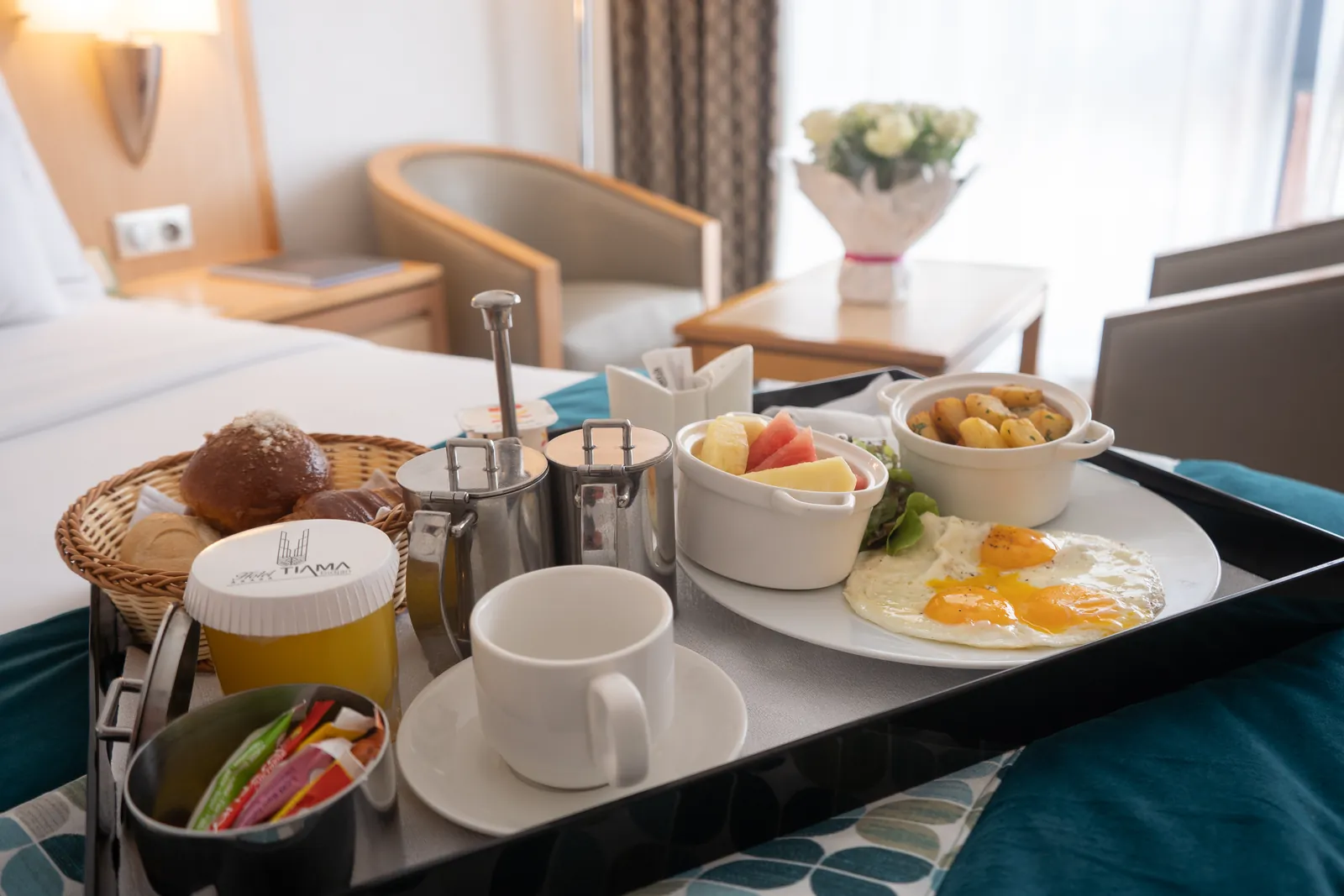Petit-déjeuner en chambre : jus, café, œufs et fruits