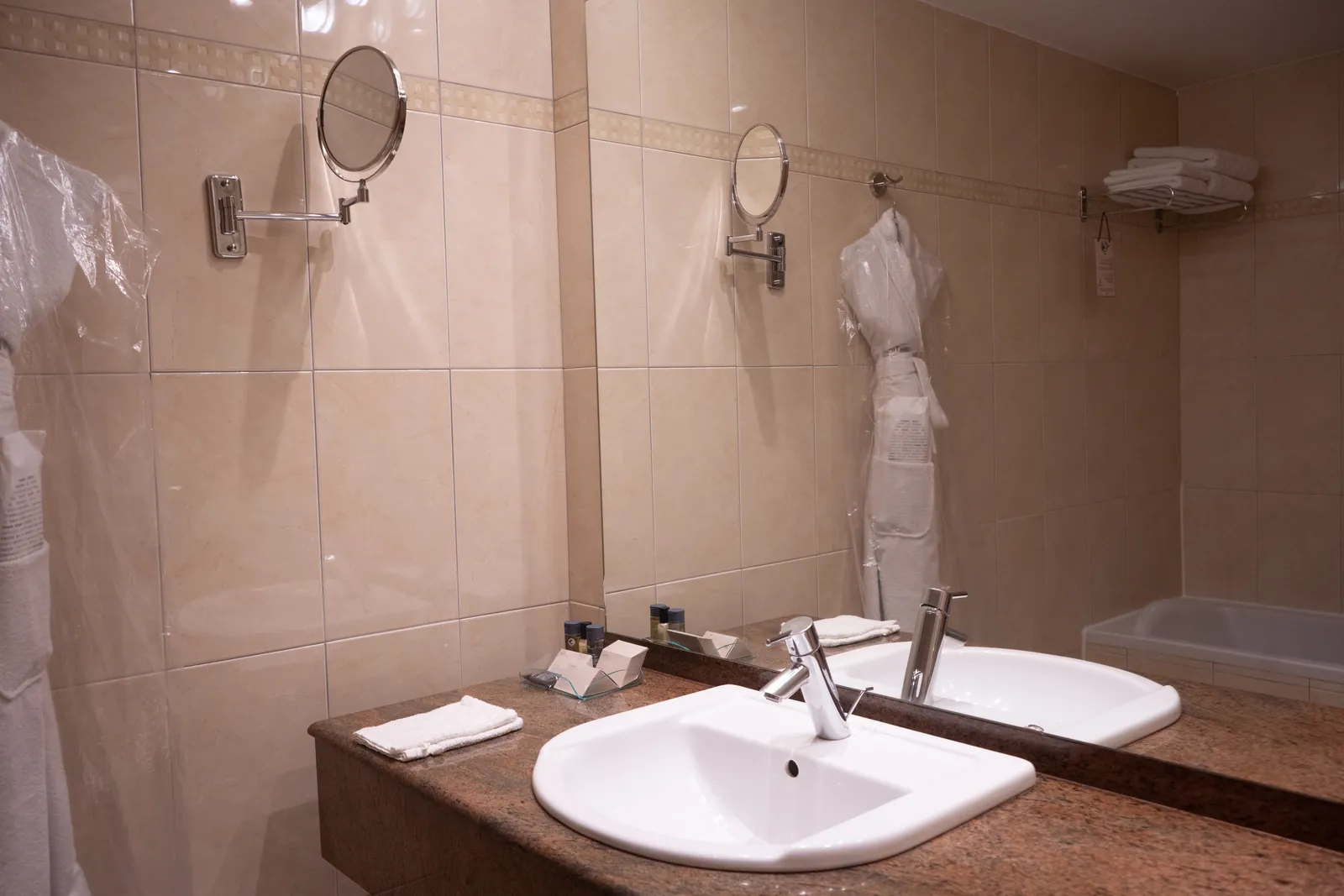 Salle de bain de la Chambre Supérieure : vasque et miroir grossissant