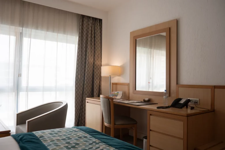 Vue d'ensemble de la Chambre Supérieure : lit, bureau et fenêtre