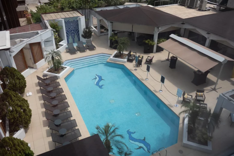 Vue sur la piscine de l'hôtel depuis la chambre