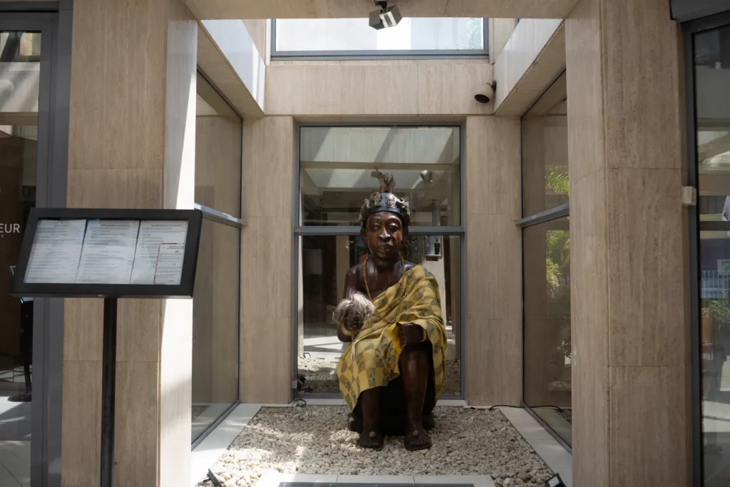 Entrée de l'hôtel avec statue en bois sculpté
