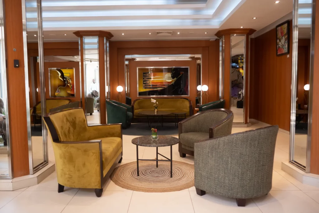 Fauteuils en velours et table basse dans le salon du lobby