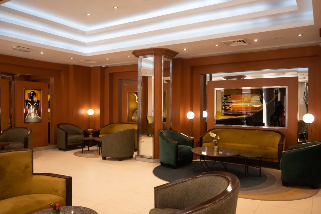 Salon du lobby avec fauteuils et œuvres d'art