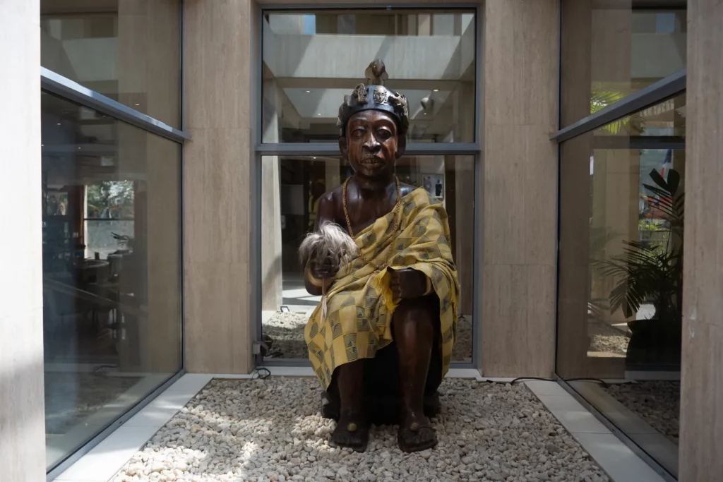 Statue en bois sculpté à l'entrée de l'hôtel