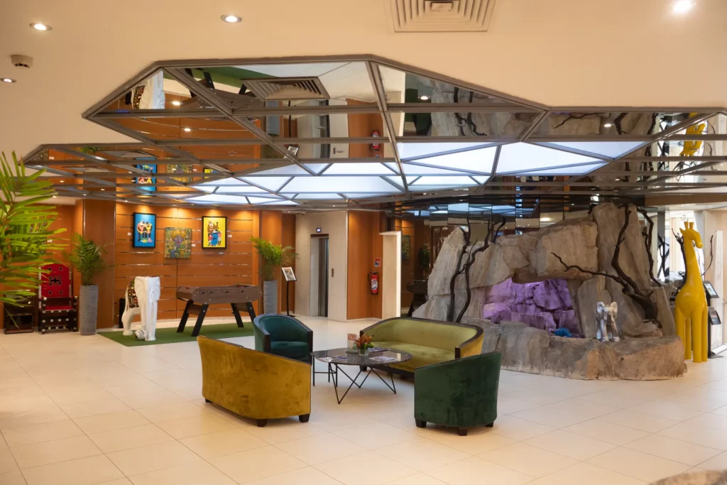 Vue d'ensemble du lobby et de ses fauteuils en velours