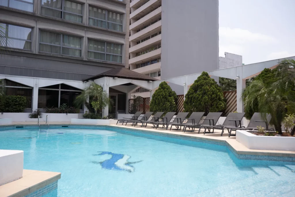 Piscine avec mosaïque de dauphin
