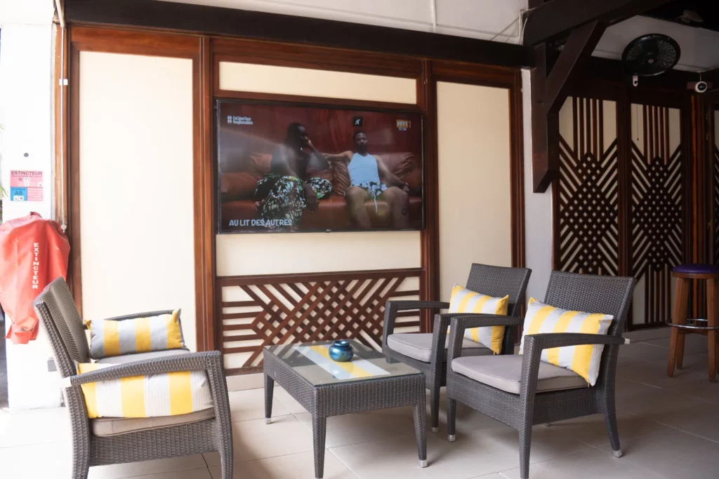 Salon extérieur au bord de la piscine