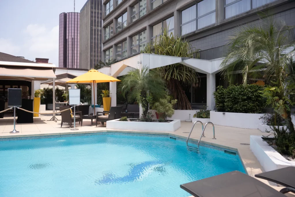 Piscine et terrasse avec parasols jaunes