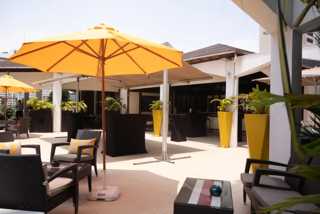 Terrasse ombragée de la piscine