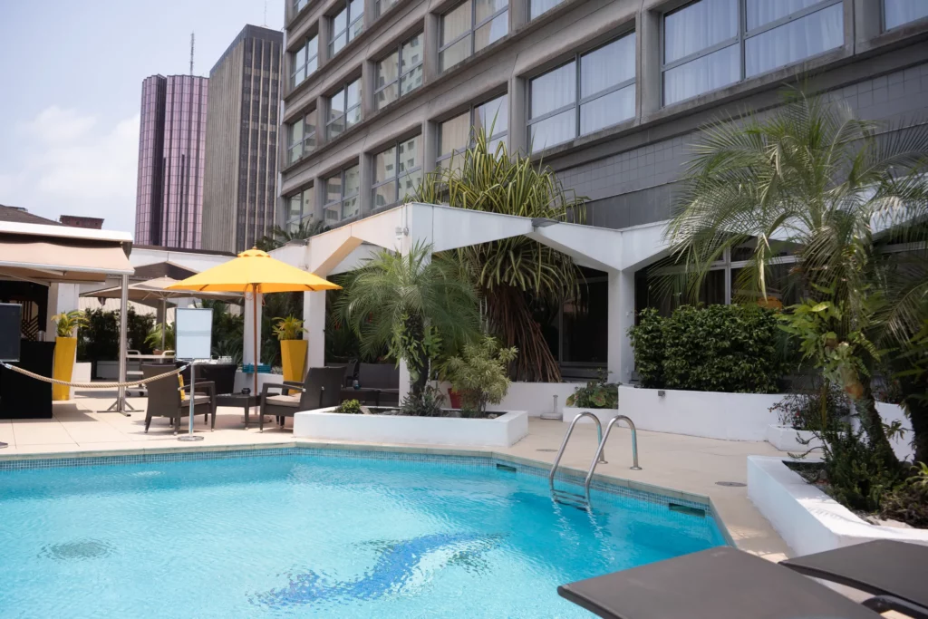 Piscine de l'Hôtel TIAMA au Plateau, Abidjan, avec terrasse et parasol