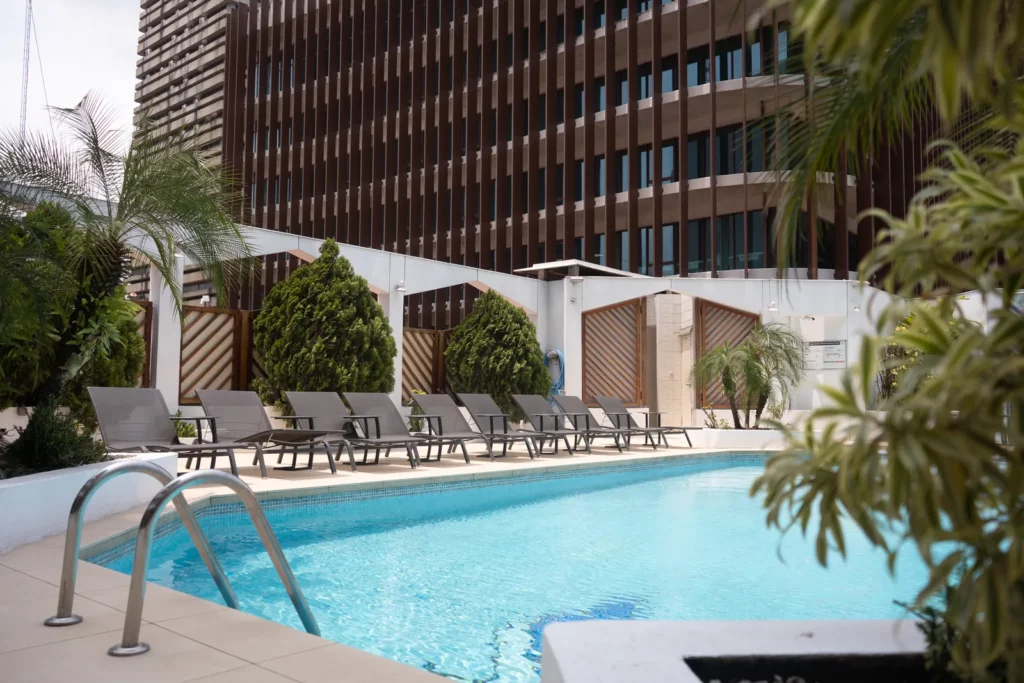 Piscine et rangée de transats