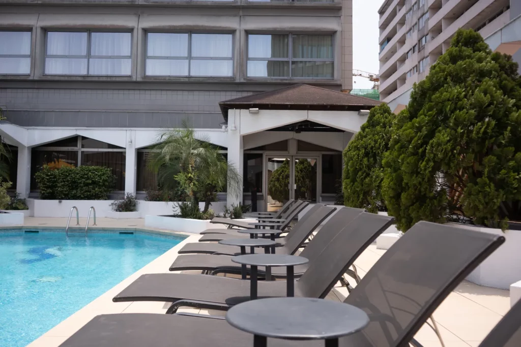 Transats au bord de la piscine