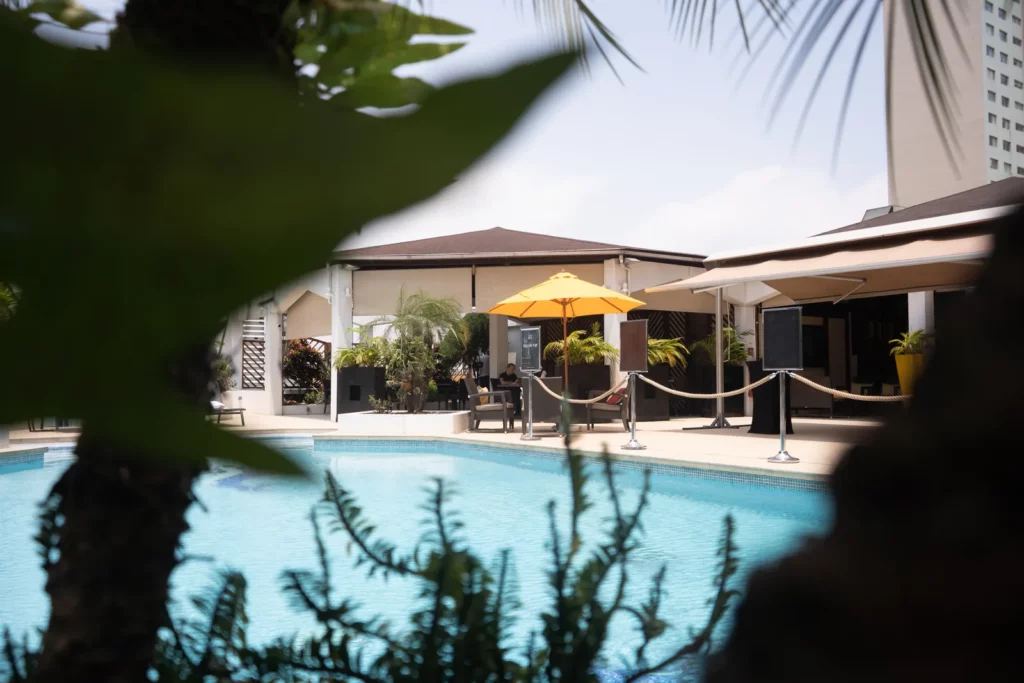 Piscine vue à travers la végétation