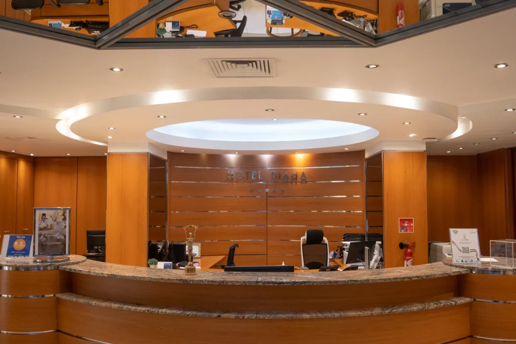 Comptoir de réception de l'hôtel