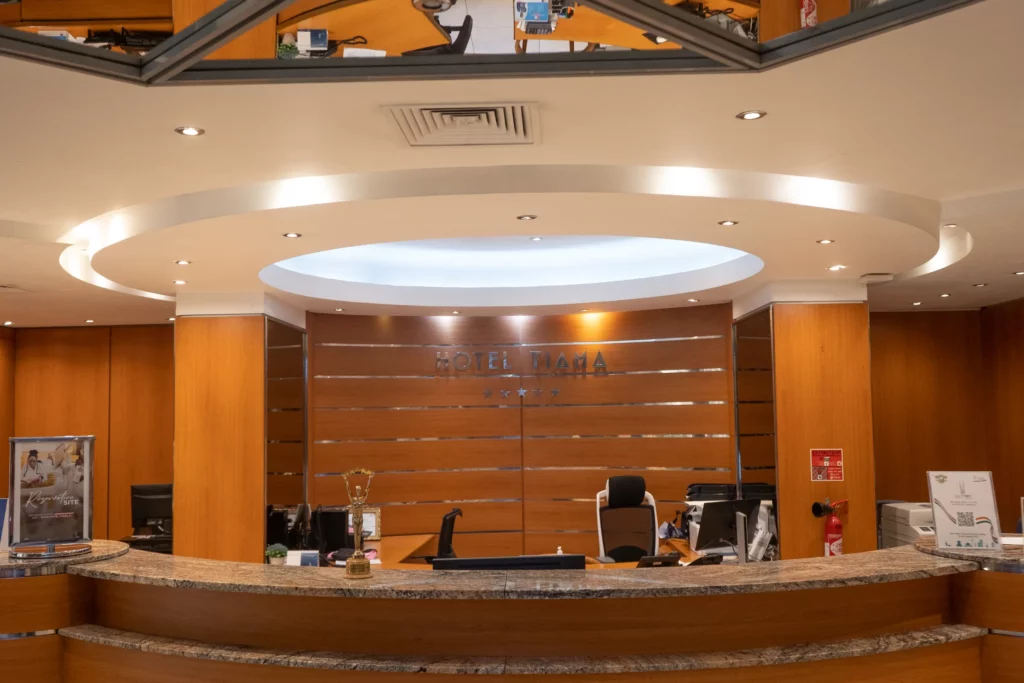 Desk d'accueil et réception de l'Hôtel TIAMA à Abidjan