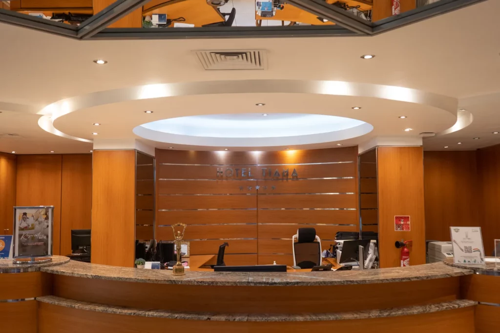 Réception de l'hôtel sous son plafond éclairé
