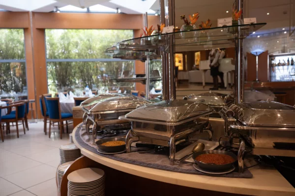 Buffet chaud et salle du restaurant