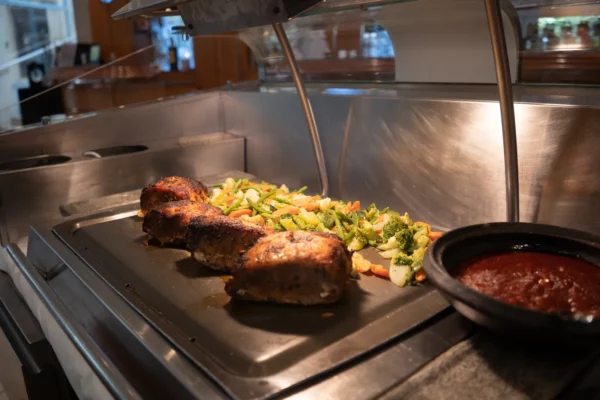Grillades et légumes au buffet chaud