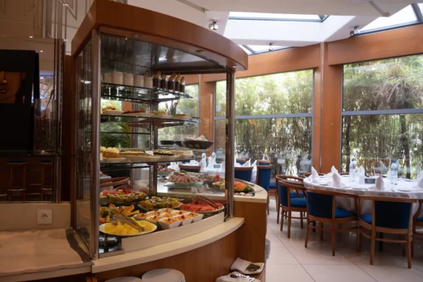 Salle du restaurant ouverte sur le jardin