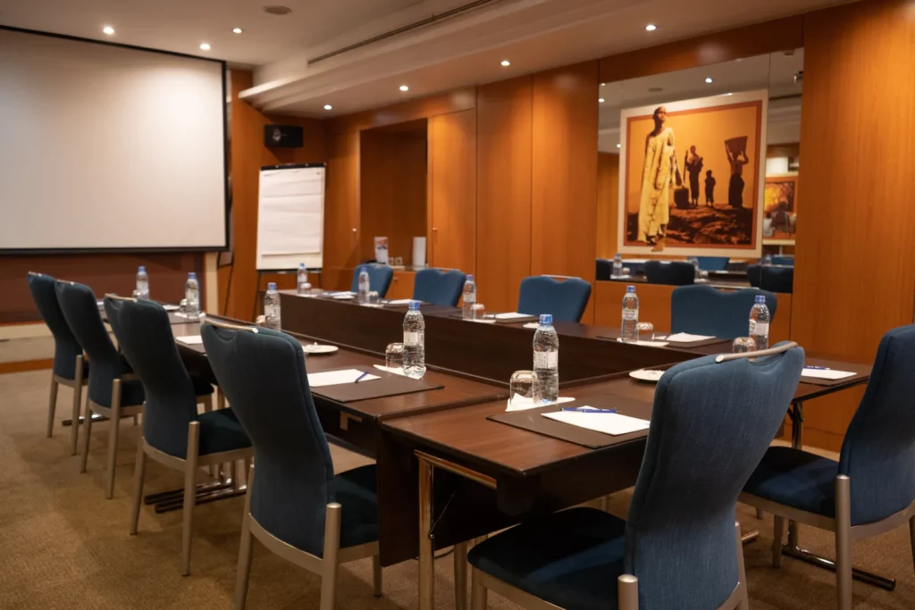Salle Acajou avec écran de projection