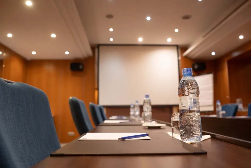 Salle Acajou face à l'écran de projection