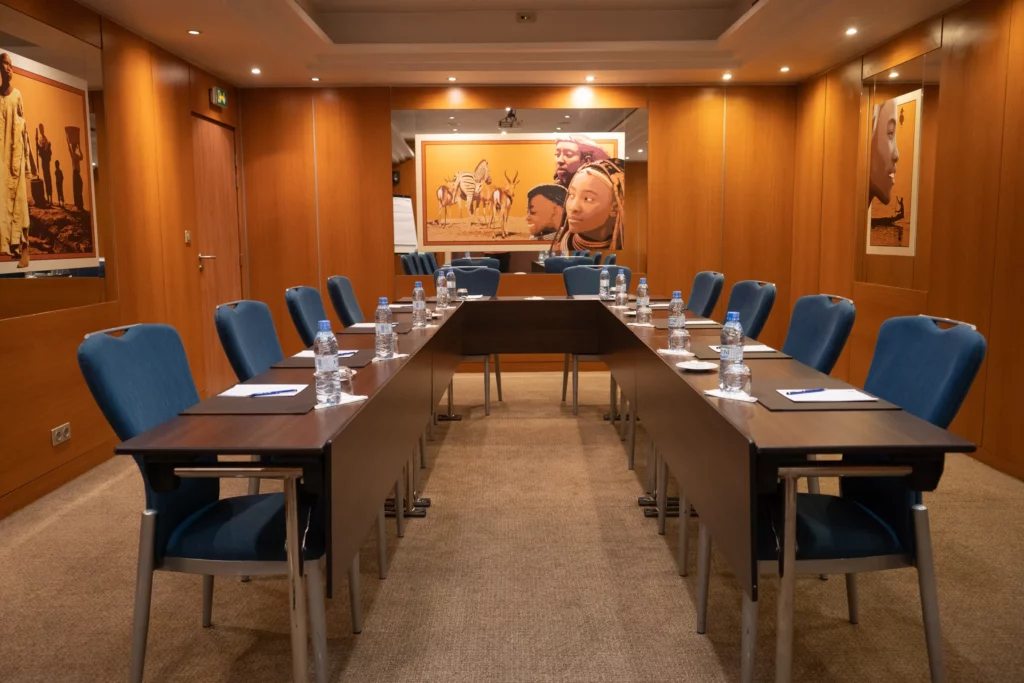Salle de réunion Acajou de l'Hôtel TIAMA à Abidjan, tables en U