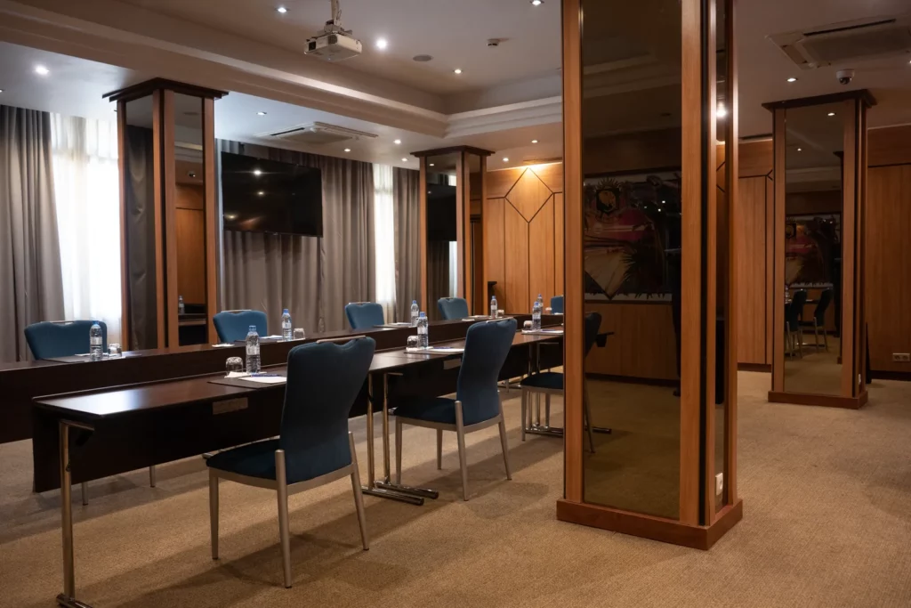 Salle Requiston, tables en rangées