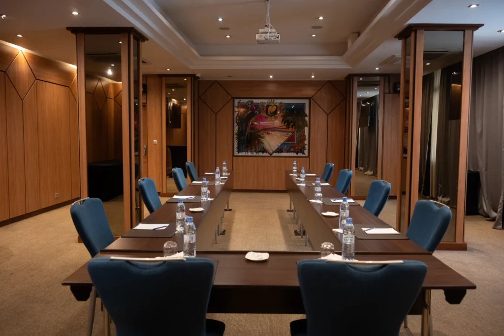 Salle de réunion Requiston de l'Hôtel TIAMA à Abidjan, tables en U