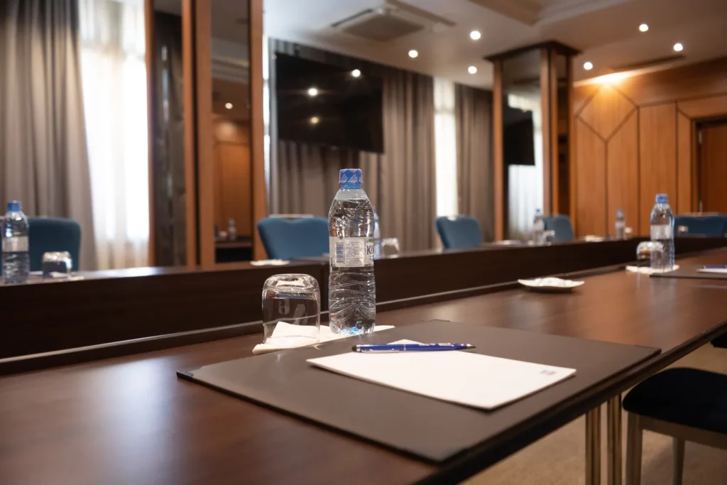 Tables de réunion préparées avec bloc-notes