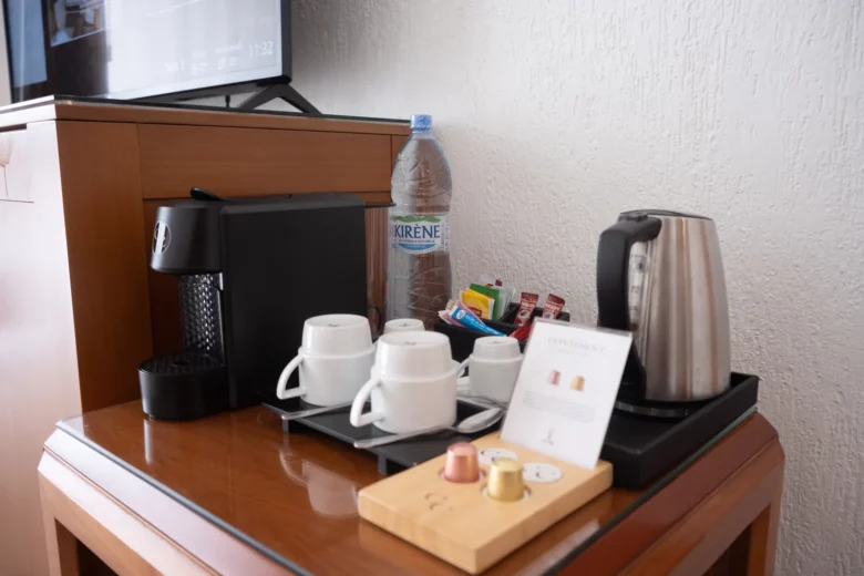 Coin café avec machine à capsules et bouilloire