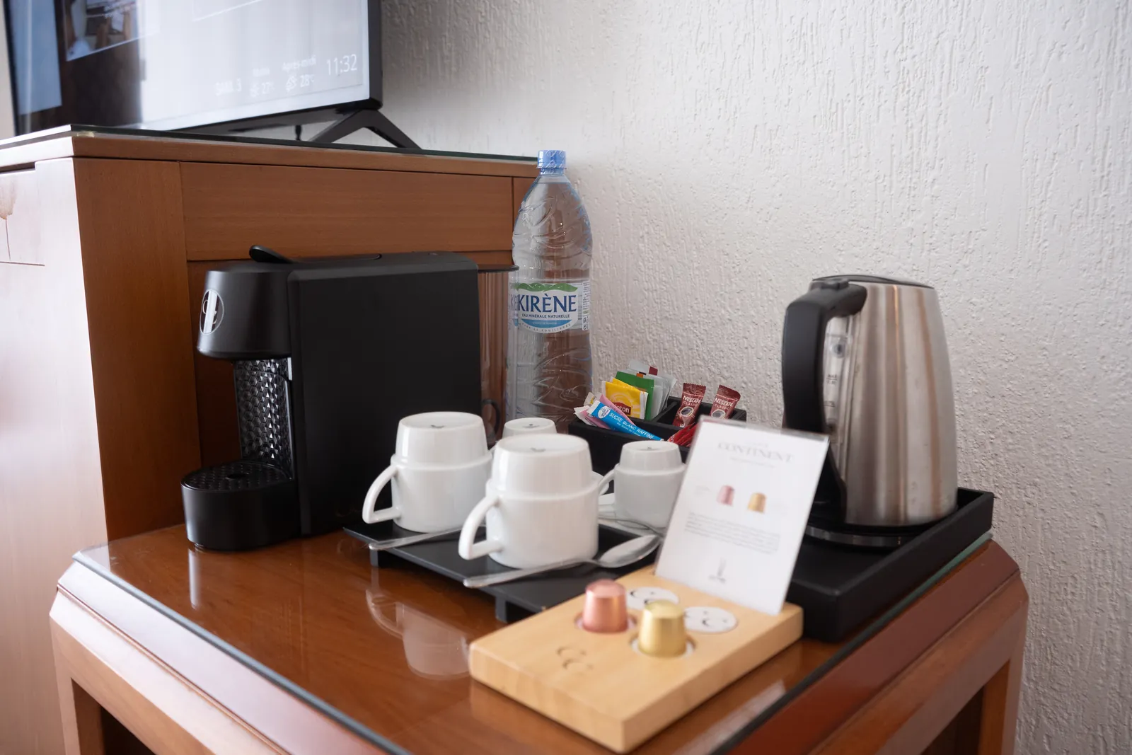 Coin café avec machine à capsules et bouilloire