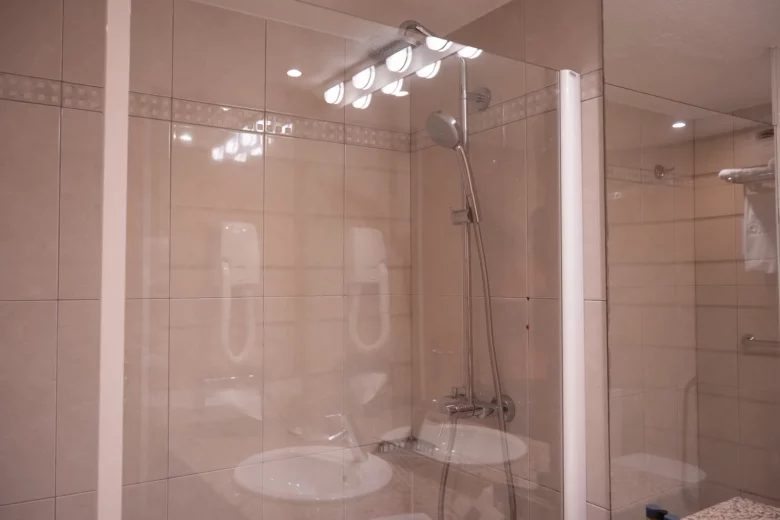 Douche vitrée de la salle de bain
