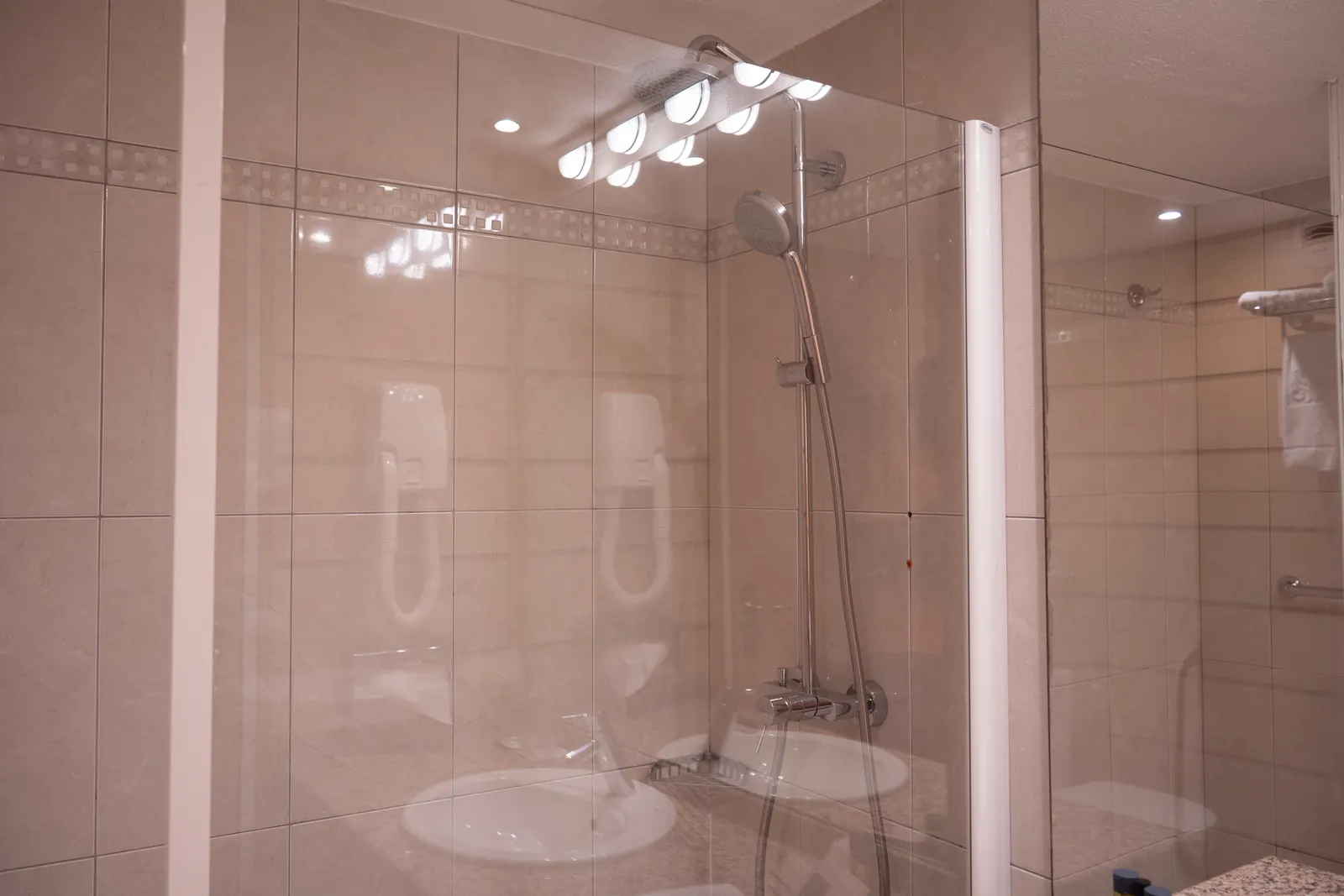 Douche vitrée de la salle de bain
