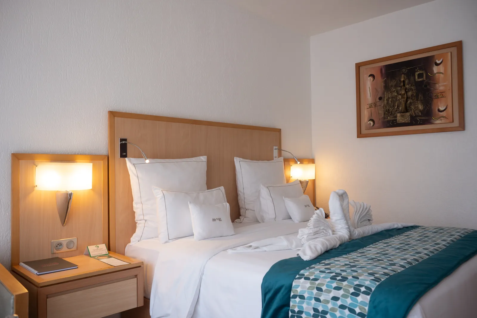 Suite Junior : lit double, jeté bleu et tableau