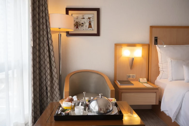 Petit-déjeuner servi sur la table de la Suite Junior