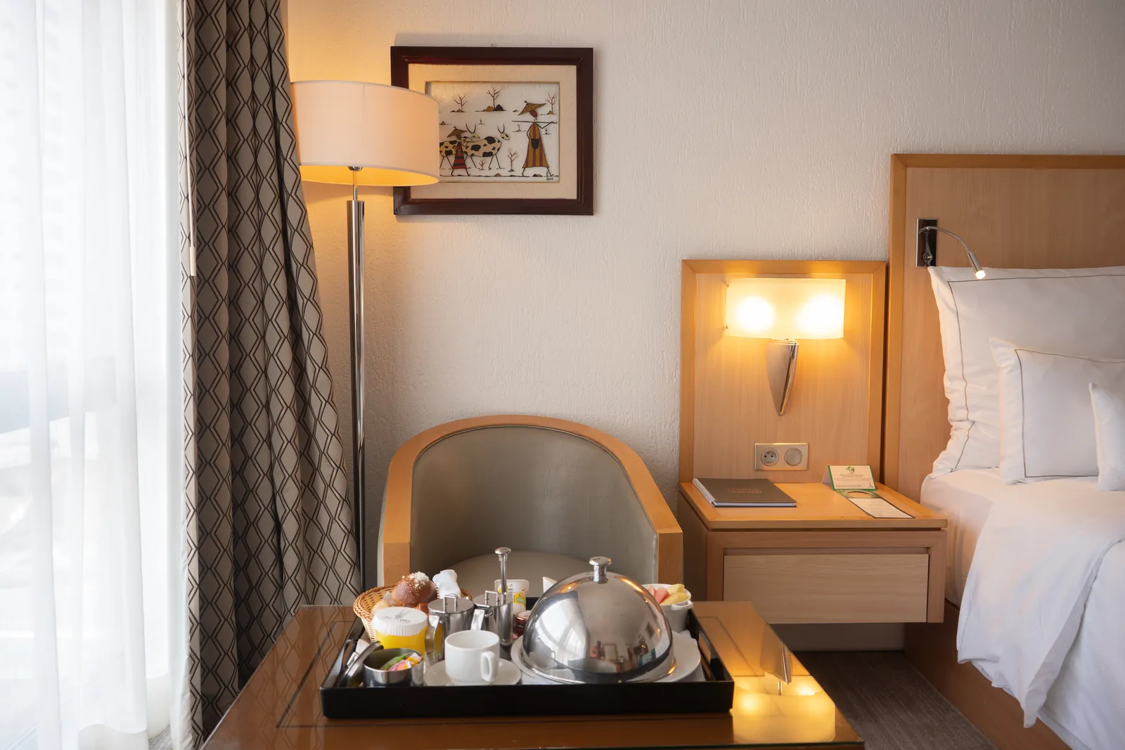 Petit-déjeuner servi sur la table de la Suite Junior
