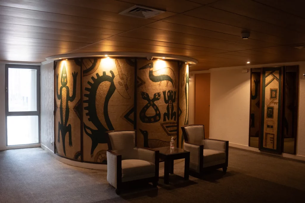 Accueil de l'espace Wellness, fresque et fauteuils