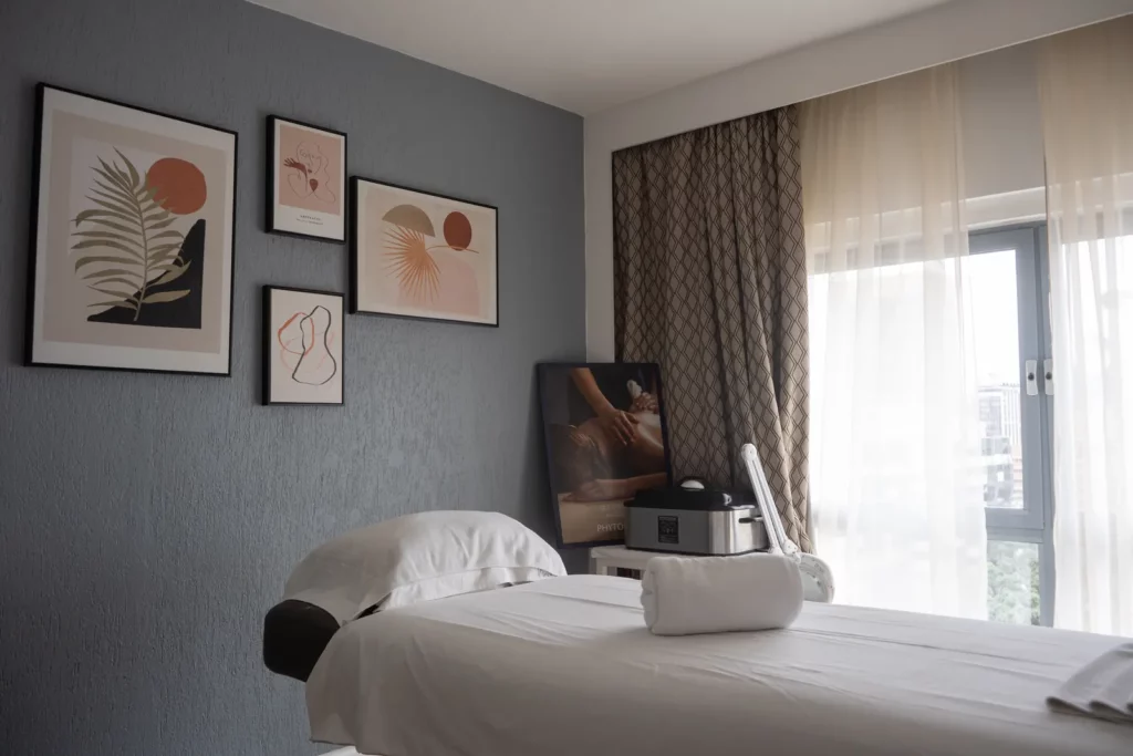 Cabine de soins de l'espace Wellness, vue de côté avec fenêtre